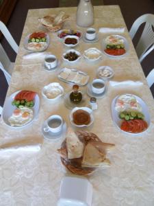 卜舍里Palace Hotel的一张桌子上放着许多盘子的食物