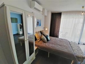 克拉科夫Apartamenty Retmana的酒店客房设有床和窗户。