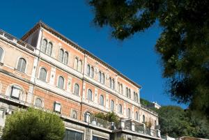 佩鲁贾艾瑞斯酒店的一座大砖砌建筑,背景是蓝天
