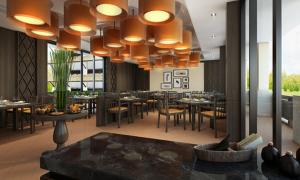 乌隆他尼班雅度假酒店 的一间带桌椅和大吊灯的餐厅