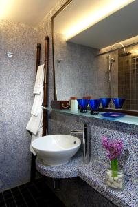 香港Lan Kwai Fong Hotel - Kau U Fong的一间带水槽和镜子的浴室