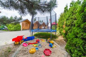 梅尔诺欧尼克斯木屋的一个带玩具的沙子和秋千的游乐场