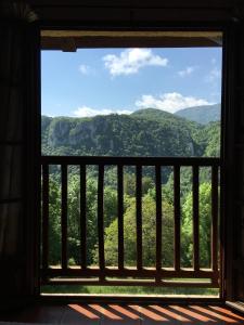 蒙塞居尔Gite de Serrelongue的山景窗户。