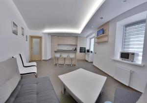 基希讷乌Apartment OneClickRent_05 - Smart House的客厅配有沙发和桌子