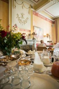 马斯特里赫特波提瑟利酒店的餐桌上摆放着食物和饮料
