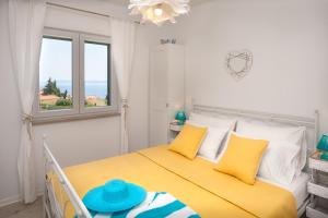 波尔Apartments Sarbunal的一间卧室配有黄色床和黄色枕头
