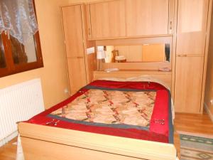 克卢尼Villa Agapenthe的一间小卧室,卧室内配有一张床铺
