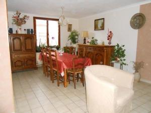 克卢尼Villa Agapenthe的一间用餐室,配有红色的桌子和椅子