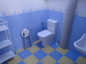 诺哈Apartamentos Playas de Noja的蓝色的浴室设有卫生间和水槽