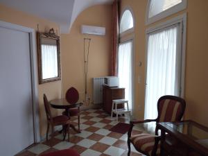 米拉奥兰达旅馆的客厅配有桌椅和窗户。