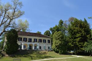 图赫尔斯克利普利采Apartmani Huško的一座树木茂密的小山上的大房子