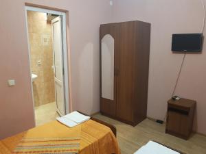 新阿丰Samida的客房设有床、镜子和橱柜。