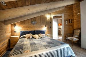 普雷圣迪迪埃Appartamento Mirtillo - CIR 0045的一间卧室配有一张带木墙的大床