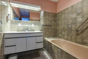 丰罗穆比利牛斯酒店的浴室配有盥洗盆和浴缸。
