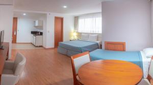 萨尔瓦多Salvador Business & Flat by Avectur的酒店客房设有两张床和一张桌子。