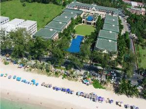 芭东海滩Phuket Graceland Resort and Spa的享有海滩空中美景。