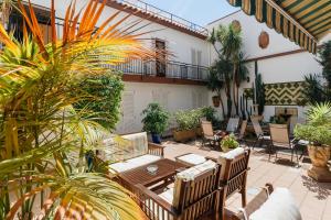 马尔格莱特德玛Mallorca Boutique Hotel的庭院配有桌椅和植物