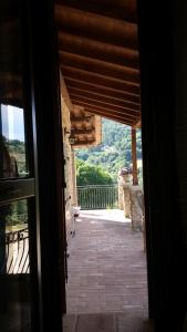 SantʼUrbanoAgriturismo Isola Verde的门廊景房屋的开放式门