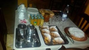 SantʼUrbanoAgriturismo Isola Verde的桌子上摆放着面包和饮料