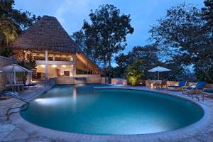埃尔莱马特Camino Real Tikal‎的一个带凉亭的度假胜地的游泳池