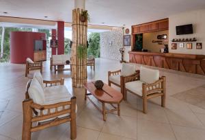 埃尔莱马特Camino Real Tikal‎的客厅配有椅子和桌子