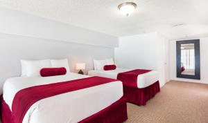 迈阿密海滩新起点迈阿密海滩公寓酒店的酒店客房设有两张床和窗户。