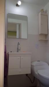 耶尔瓦布埃纳Cana Cacum的白色的浴室设有水槽和卫生间。
