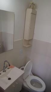 耶尔瓦布埃纳Cana Cacum的浴室配有白色卫生间和盥洗盆。