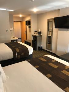 西黄石凯利西黄石酒店的酒店客房设有两张床和电视。