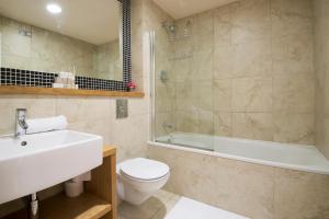 杜伦Riverview Apartment的浴室配有卫生间、浴缸和水槽。