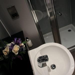 尼马夏尔酒店的一间浴室