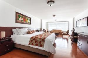 帕斯托奎利亚尔斯酒店的一间带大床的卧室和一间客厅