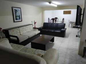 因达亚图巴生态公园旅馆的客厅配有沙发和桌子
