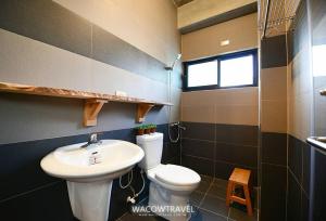 小琉球岛品轩旅宿的一间带卫生间和水槽的浴室