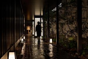京都京都河原町三条瑞索酒店的夜间走下走廊的人
