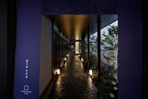 京都京都河原町三条瑞索酒店的夜间建筑物的走廊,灯