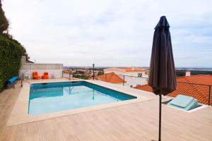 奎恩塔杜安乔Casa da Serra的屋顶上的遮阳伞和游泳池