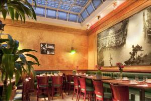 巴黎里昂终点酒店的一间在房间内配有桌椅的餐厅