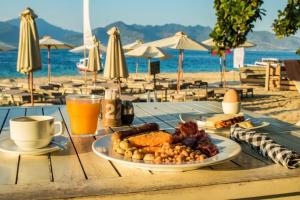 吉利阿尔Scallywags Beach Club的海滩上一张桌子和一盘食物
