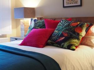 沃本Havisham House的床上有色彩缤纷的枕头