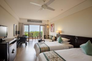 三亚三亚国光豪生度假酒店（网红泳池+免税城95折）的酒店客房设有两张床和电视。