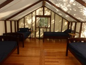 海恩斯章克申流浪者之家背包客旅舍的帐篷内带窗户和沙发的房间