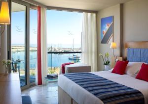 罗希姆诺基马海滩酒店的酒店客房设有一张床和一个大窗户