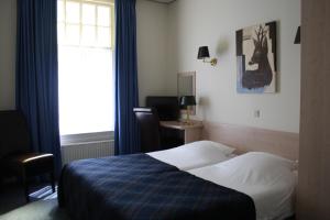 奥特罗't Witte Hoes的酒店客房设有床和窗户。