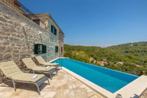 古维达里Villa Klacina的别墅 - 带游泳池和庭院椅子