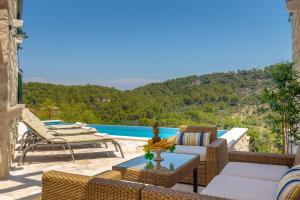 古维达里Villa Klacina的一个带桌椅的庭院和一个游泳池