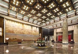 西宁西宁富力万达文华酒店的大堂墙上有大画