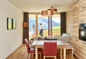LechleitenResidenz Tirol的厨房以及带桌椅的用餐室。