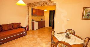 克里斯阿穆迪亚Apartments Giota的客厅配有桌子和沙发