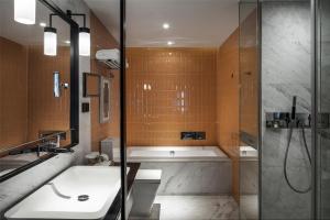 重庆夕栖David's deer酒店公寓（大坪龙湖时代天街店）的带淋浴、盥洗盆和浴缸的浴室